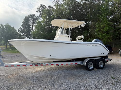 2023 Cobia 220 CC