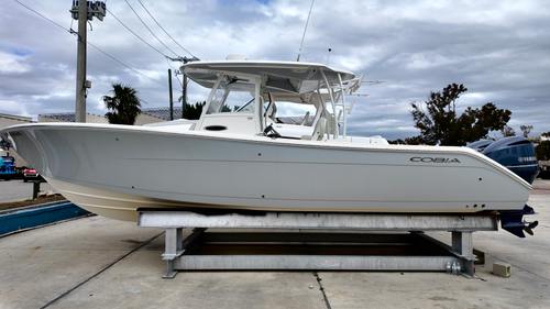 2019 Cobia 320 CC